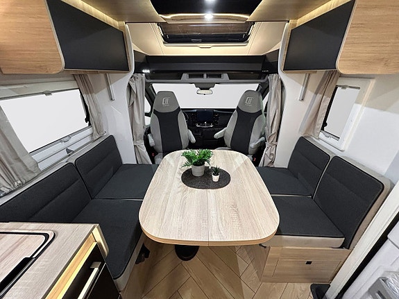 Challenger 318 Graphite Edition 165hk AUTOMAT QUEENBED Face-to-Face Adaptiv Farthållare 6 of 30