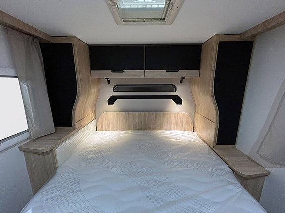 Challenger 318 Graphite Edition 165hk AUTOMAT QUEENBED Face-to-Face Adaptiv Farthållare 18 of 30