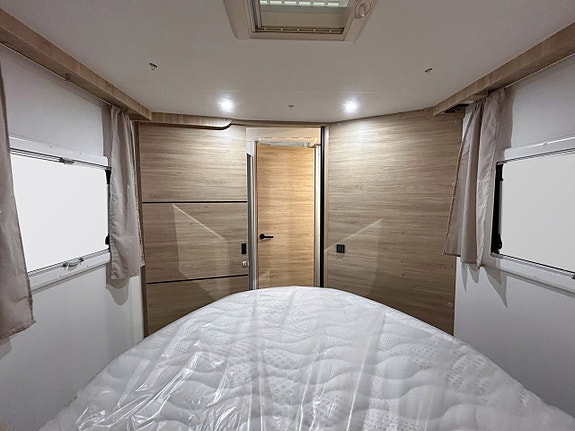 Challenger 318 Graphite Edition 165hk AUTOMAT QUEENBED Face-to-Face Adaptiv Farthållare 19 of 30
