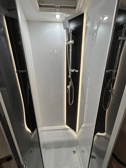 Challenger 318 Graphite Edition 165hk AUTOMAT QUEENBED Face-to-Face Adaptiv Farthållare 16 of 30