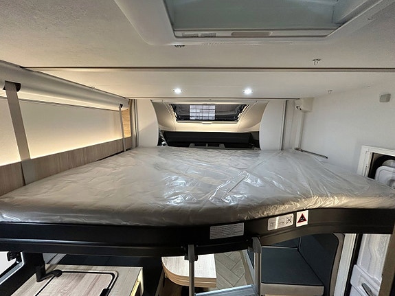Challenger 318 Graphite Edition 165hk AUTOMAT QUEENBED Face-to-Face Adaptiv Farthållare 17 of 30