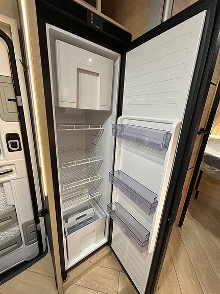 Challenger 318 Graphite Edition 165hk AUTOMAT QUEENBED Face-to-Face Adaptiv Farthållare 13 of 30