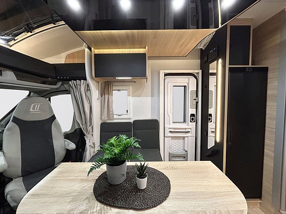 Challenger 318 Graphite Edition 165hk AUTOMAT QUEENBED Face-to-Face Adaptiv Farthållare 10 of 30
