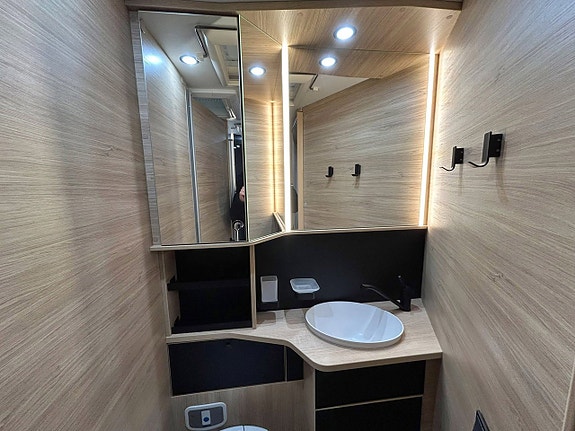 Challenger 318 Graphite Edition 165hk AUTOMAT QUEENBED Face-to-Face Adaptiv Farthållare 14 of 30