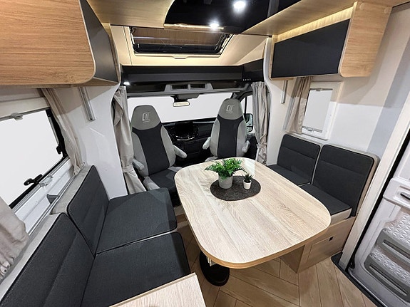 Challenger 318 Graphite Edition 165hk AUTOMAT QUEENBED Face-to-Face Adaptiv Farthållare 7 of 30
