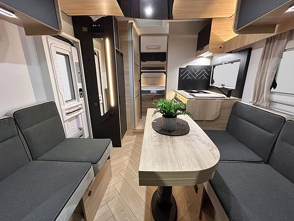 Challenger 318 Graphite Edition 165hk AUTOMAT QUEENBED Face-to-Face Adaptiv Farthållare 9 of 30