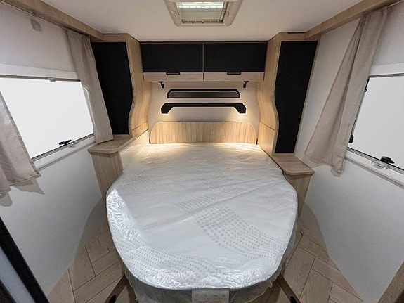 Challenger 318 Graphite Edition 165hk AUTOMAT QUEENBED Face-to-Face Adaptiv Farthållare 20 of 30