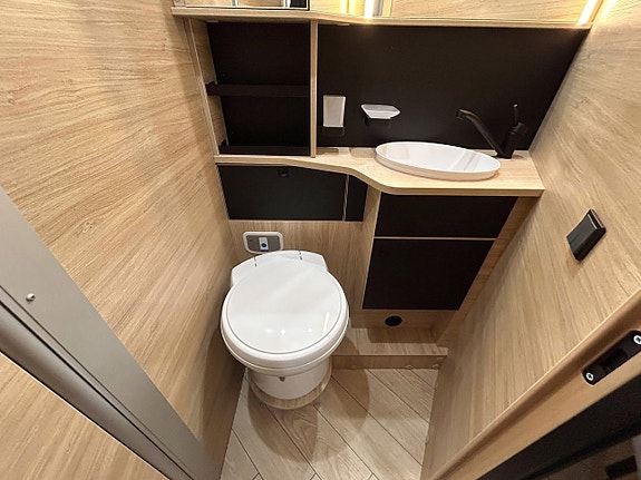 Challenger 318 Graphite Edition 165hk AUTOMAT QUEENBED Face-to-Face Adaptiv Farthållare 15 of 30