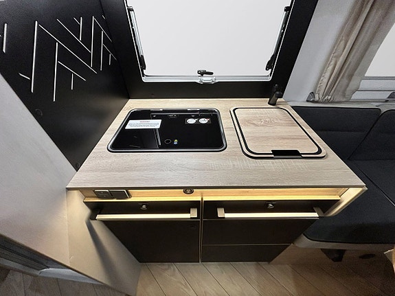 Challenger 318 Graphite Edition 165hk AUTOMAT QUEENBED Face-to-Face Adaptiv Farthållare 11 of 30