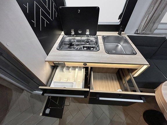 Challenger 318 Graphite Edition 165hk AUTOMAT QUEENBED Face-to-Face Adaptiv Farthållare 12 of 30