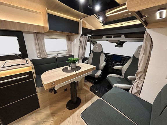 Challenger 318 Graphite Edition 165hk AUTOMAT QUEENBED Face-to-Face Adaptiv Farthållare 4 of 30