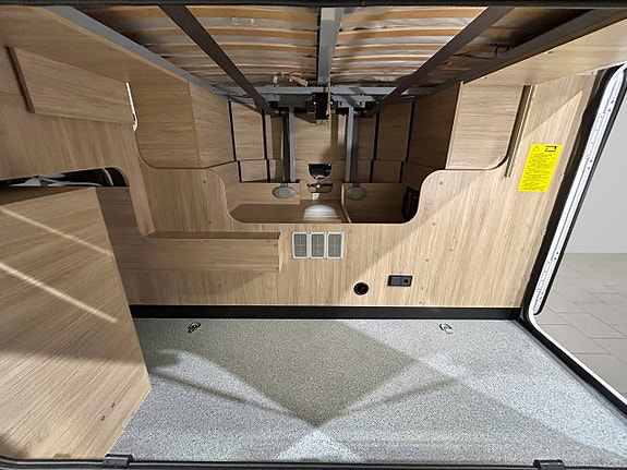 Challenger 318 Graphite Edition 165hk AUTOMAT QUEENBED Face-to-Face Adaptiv Farthållare 26 of 30