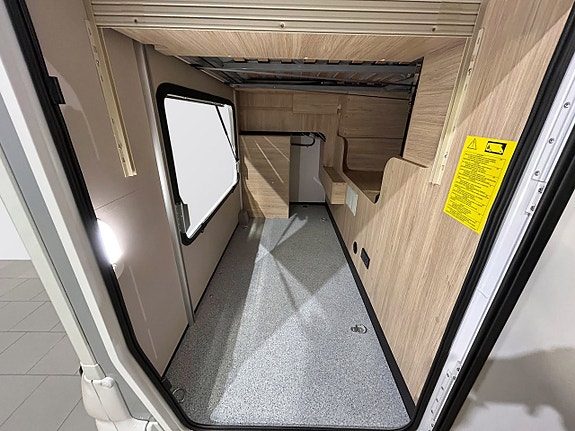 Challenger 318 Graphite Edition 165hk AUTOMAT QUEENBED Face-to-Face Adaptiv Farthållare 25 of 30