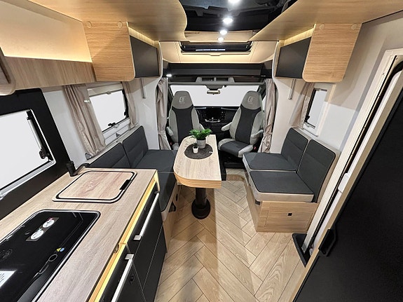Challenger 318 Graphite Edition 165hk AUTOMAT QUEENBED Face-to-Face Adaptiv Farthållare 8 of 30