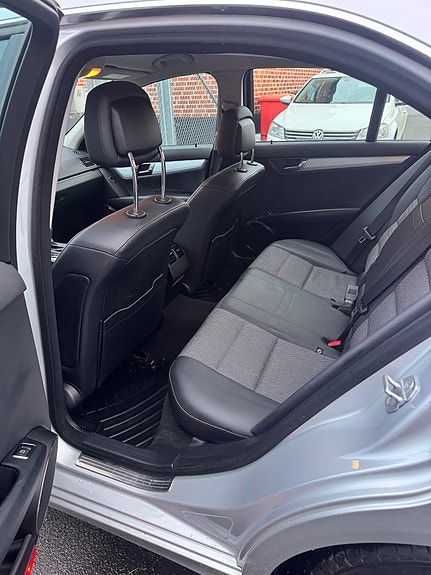 Mercedes-Benz C220 8 of 11