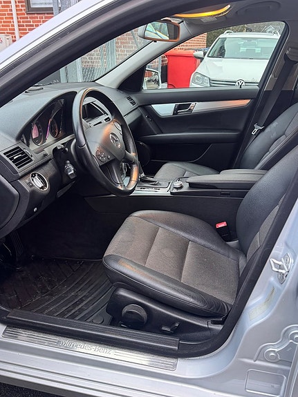 Mercedes-Benz C220 10 of 11