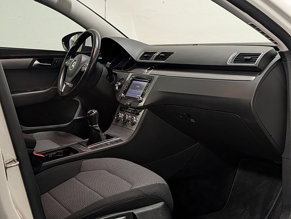 Volkswagen Passat 16 of 22
