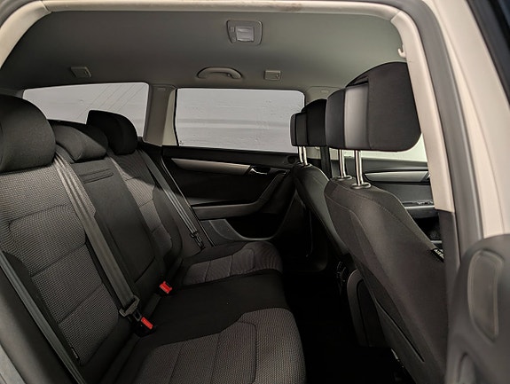 Volkswagen Passat 19 of 22