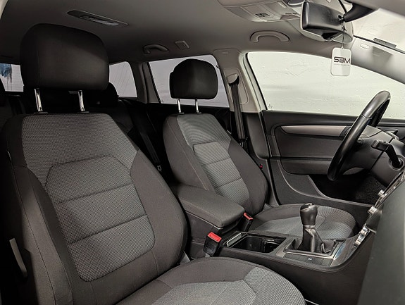 Volkswagen Passat 17 of 22