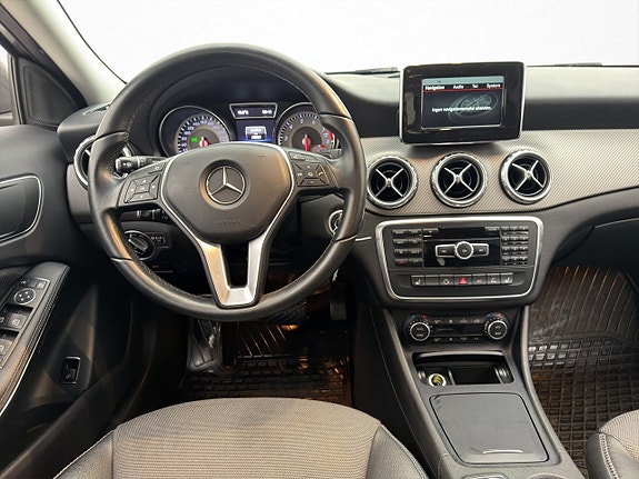 Mercedes-Benz GLA200 11 of 27