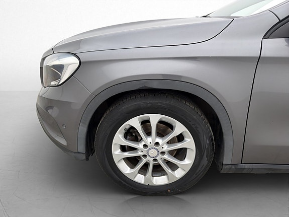 Mercedes-Benz GLA200 26 of 27