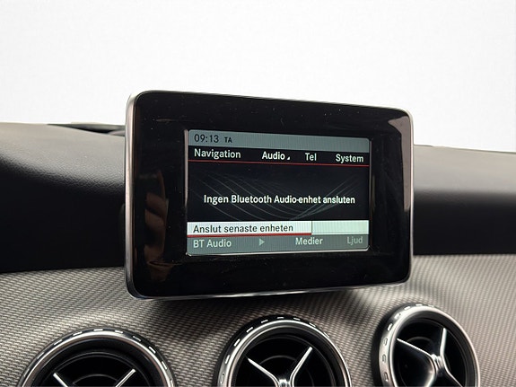 Mercedes-Benz GLA200 17 of 27