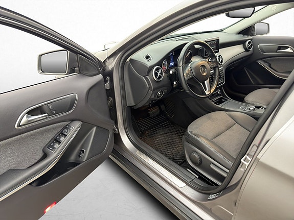 Mercedes-Benz GLA200 8 of 27
