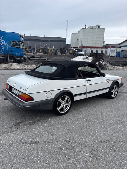 Saab 900 2 of 5