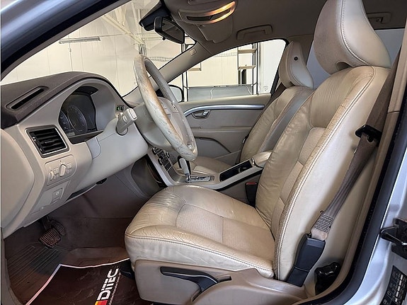Volvo V70 3 of 5