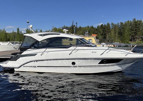 Båtgiganten AB / Grandezza 28 från 2018 / VP D4 /  Toppskick