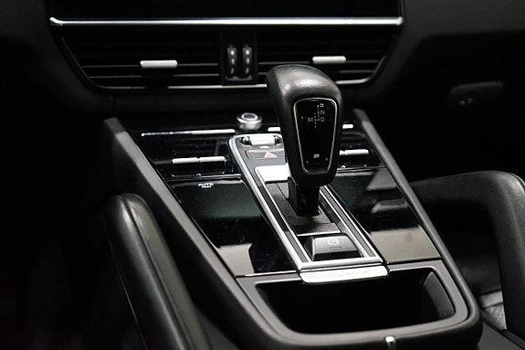 Porsche Cayenne 15 of 27