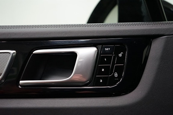 Porsche Cayenne 12 of 27