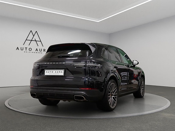 Porsche Cayenne 4 of 5