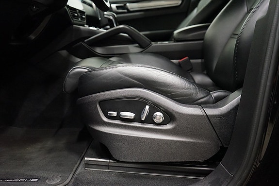 Porsche Cayenne 10 of 27