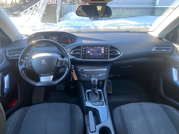 Peugeot 308 SW 11 of 14