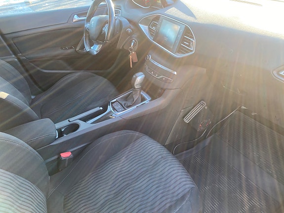 Peugeot 308 SW 13 of 14