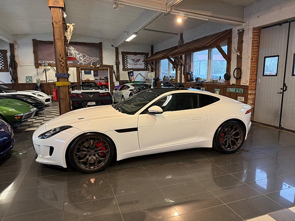 Jaguar F-TYPE 2 of 5