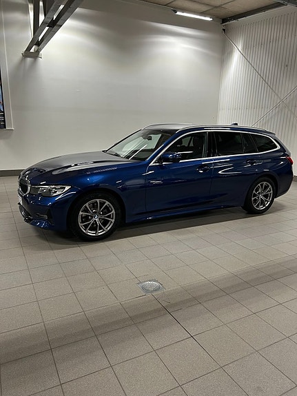 BMW 320 2 of 5