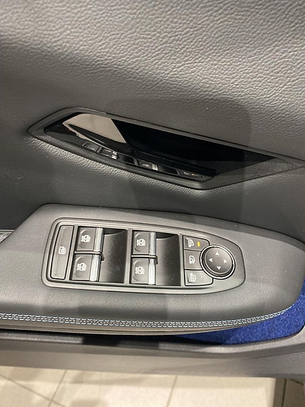 Renault Scenic E-Tech 10 of 12