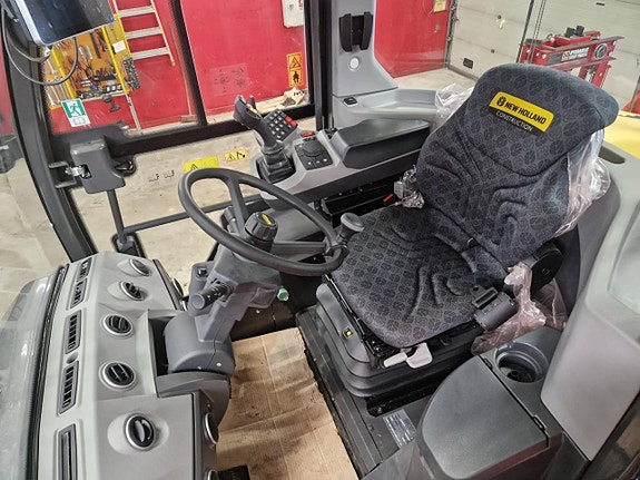 New Holland W100D 3 of 4