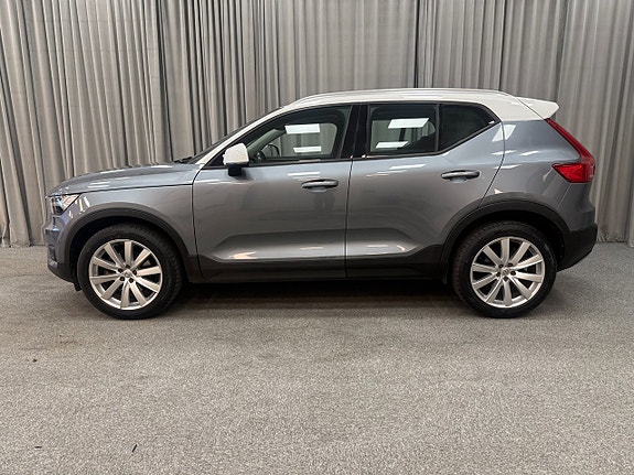 Volvo XC40 2 of 5