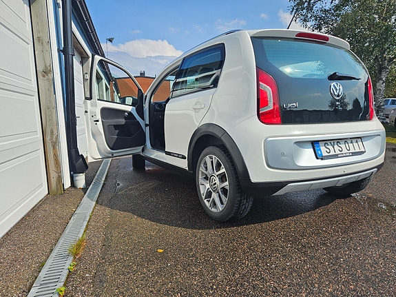 Volkswagen Up! Cross 4 of 8
