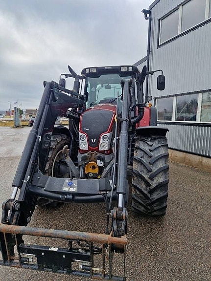 Valtra N 143 2 of 8