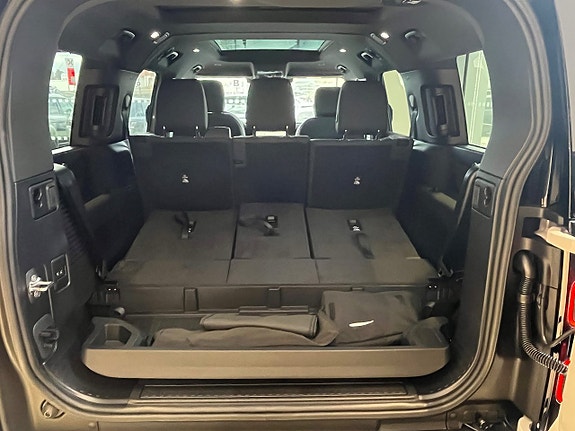 Land Rover Defender 130 5 of 5