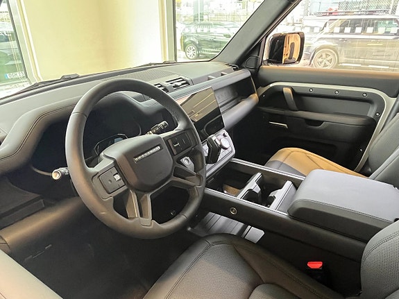Land Rover Defender 130 6 of 7