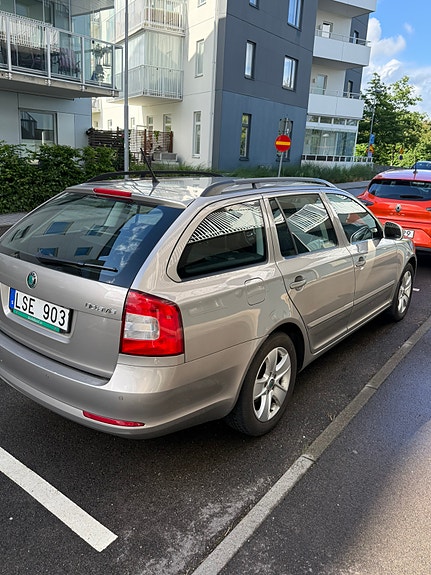 Skoda Octavia 2 of 5