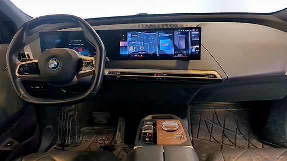 BMW iX 4 of 5