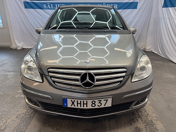 Mercedes-Benz B200 3 of 5
