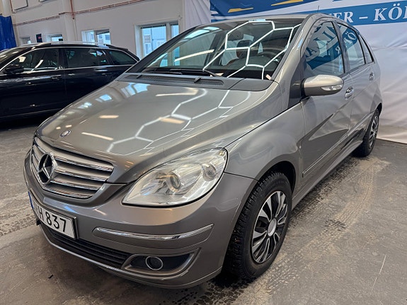Mercedes-Benz B200 4 of 5
