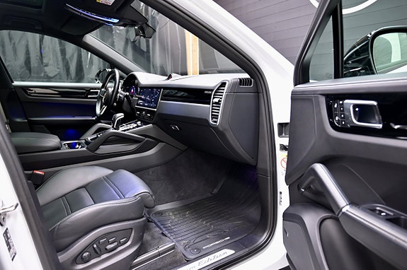 Porsche Cayenne 13 of 30